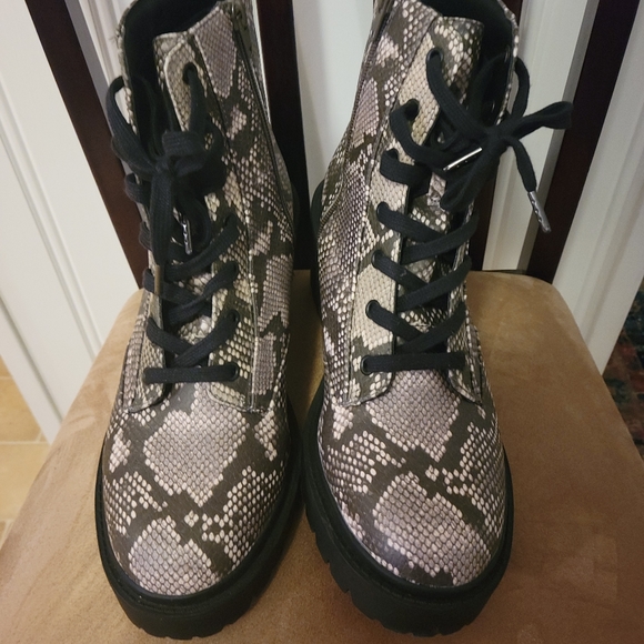 Universal Thread Ladies combat boots size 12M - Picture 2 of 7